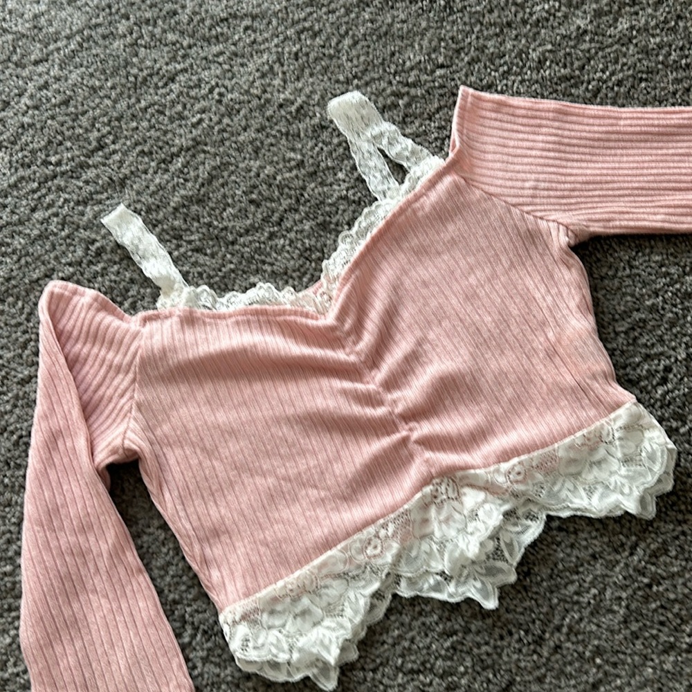 Long sleeve crop top with lace details